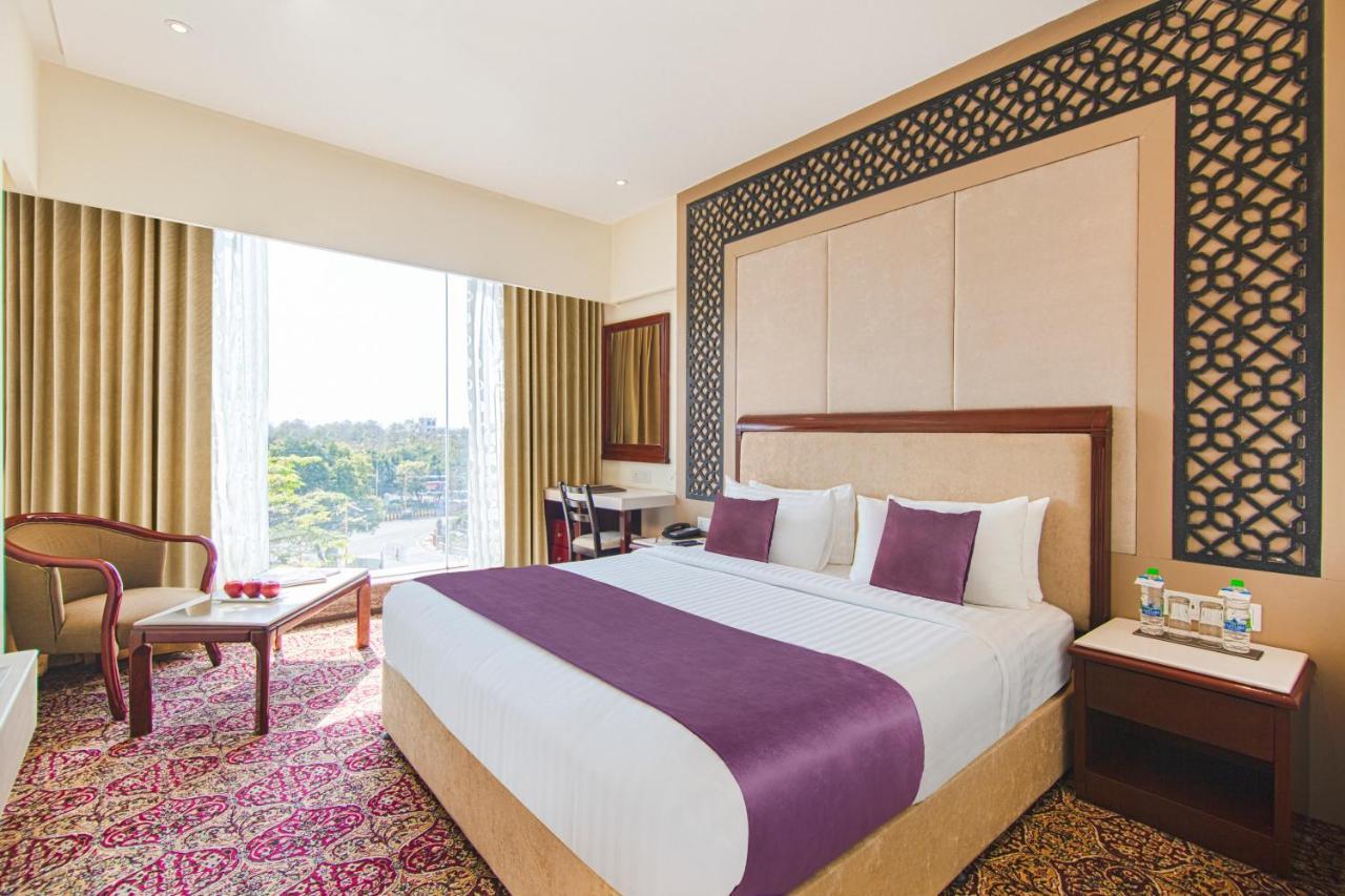 Hotel Sarovar Portico , Indore Extérieur photo